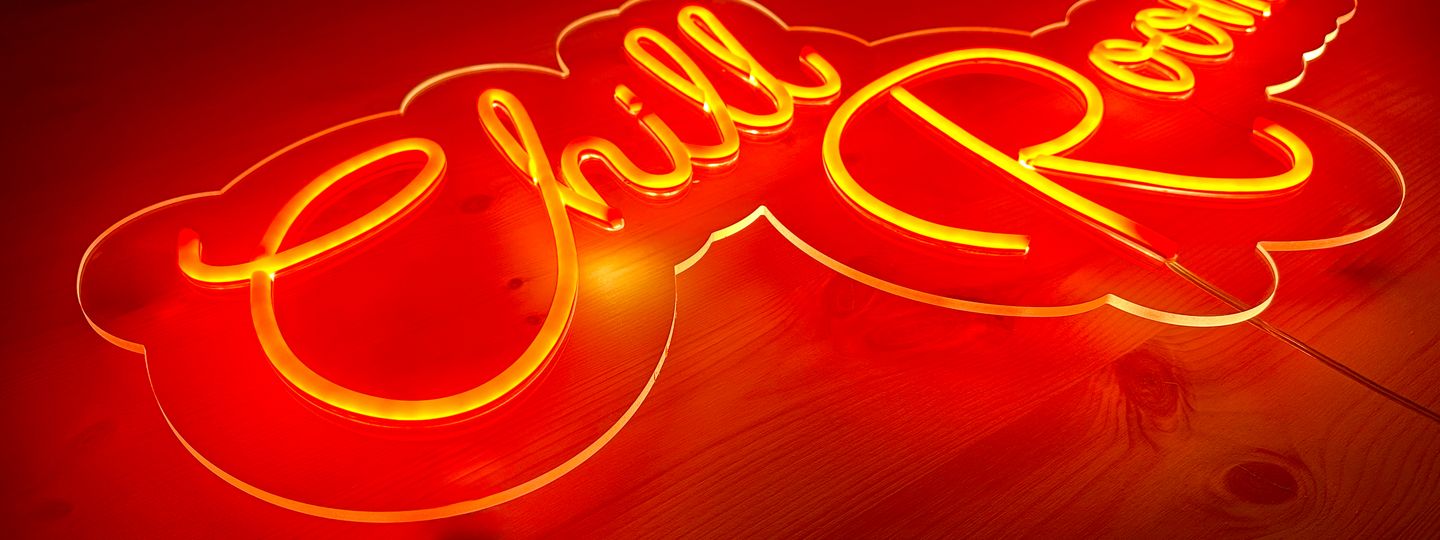 Insegna luminosa a LED: un progetto su misura che valorizza il brand
